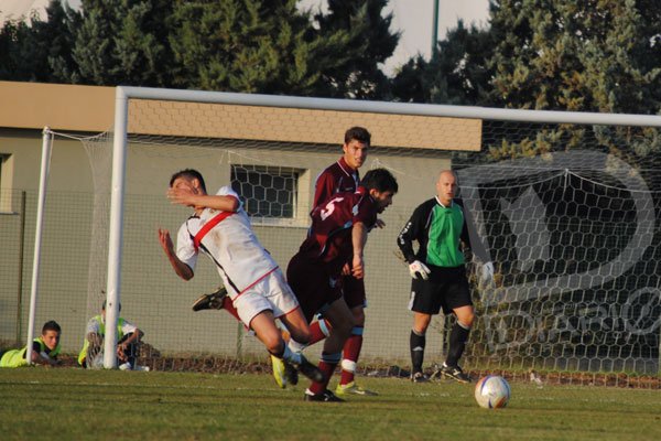 Selargius-Porto Torres 0-0, Pierluigi Porcu in anticipo su Mattia Floris Selargius-Porto Torres 0-0, Pierluigi Porcu in anticipo su Mattia Floris